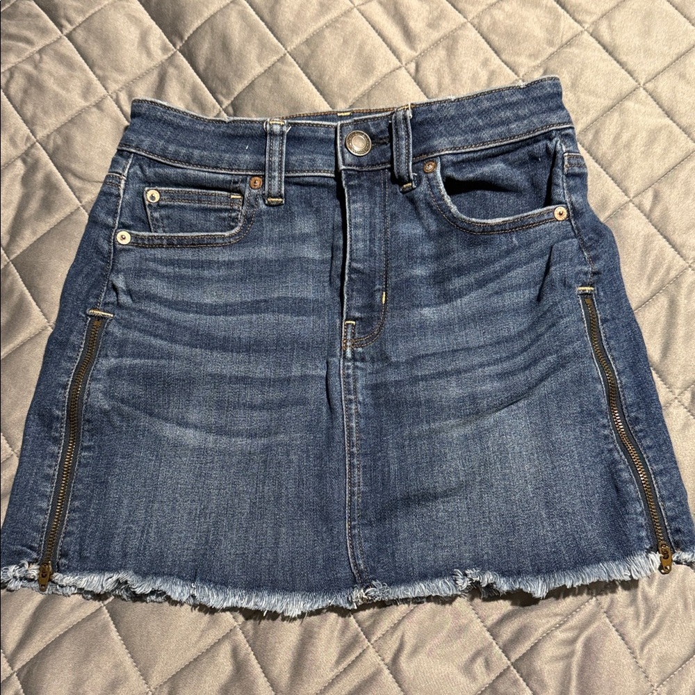 American Eagle Outfitters Blue Denim Mini Skirt in a size 2